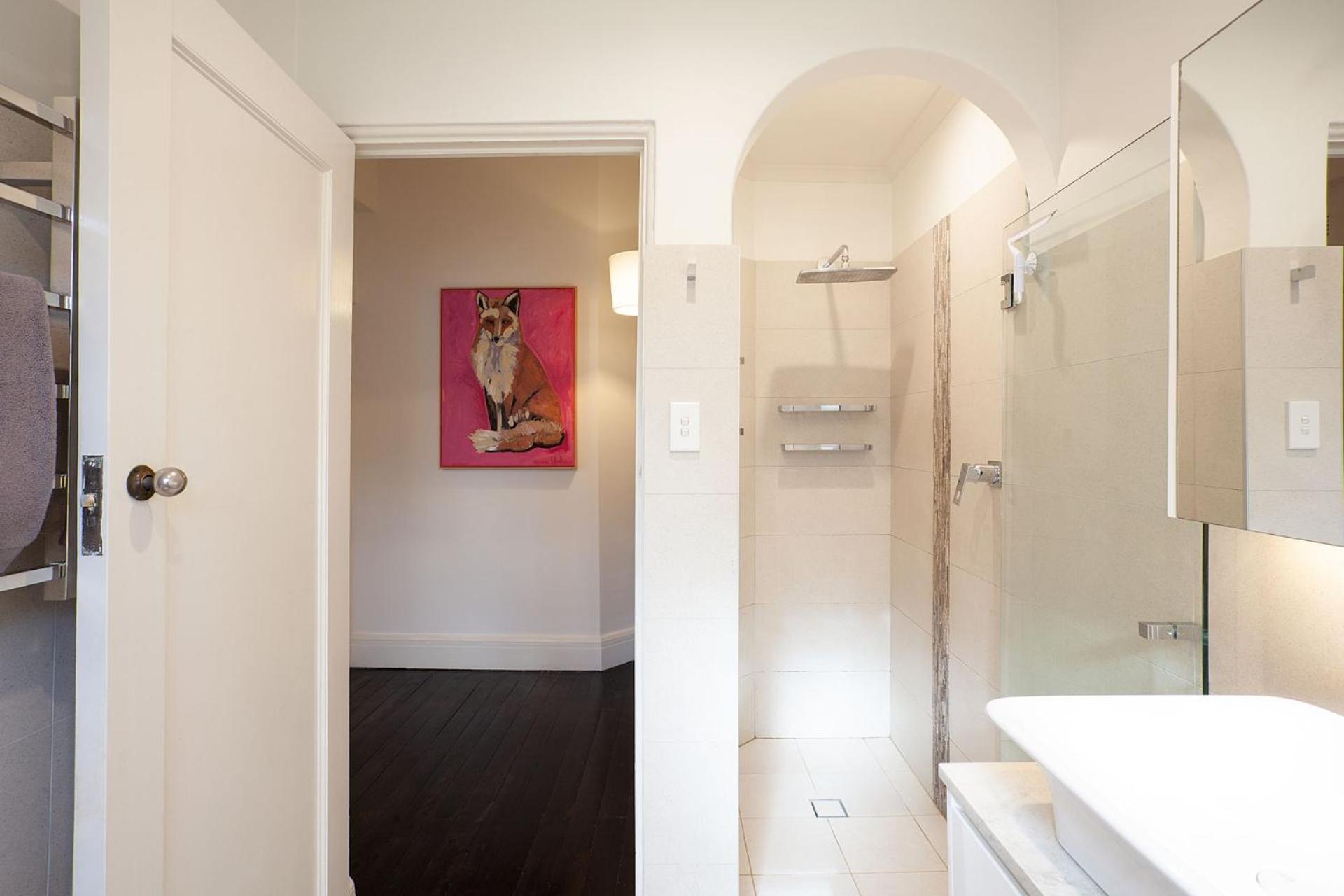 Apartment A Touch Of Pink, Bellevue Hill Ih *