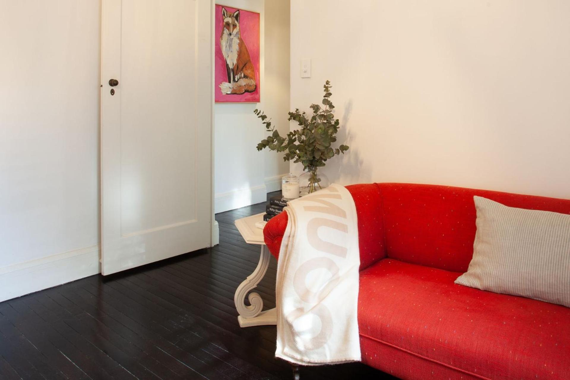 Apartment A Touch Of Pink, Bellevue Hill Ih *